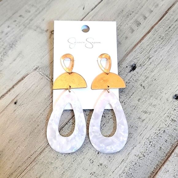 NWT JESSICA SIMPSON VINTAGE GOLD AND SEASHELL DROP EARRINGS - Picture 1 of 6